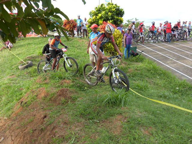 Ce samedi 22 décembre aura été l'occasion de partager un très bon moments avec les jeunes de l'école de VTT. Ils ont pu voir évoluer des champions et ont eu droit à leur père Noël. Merci à Antoine Seveur, le photographe