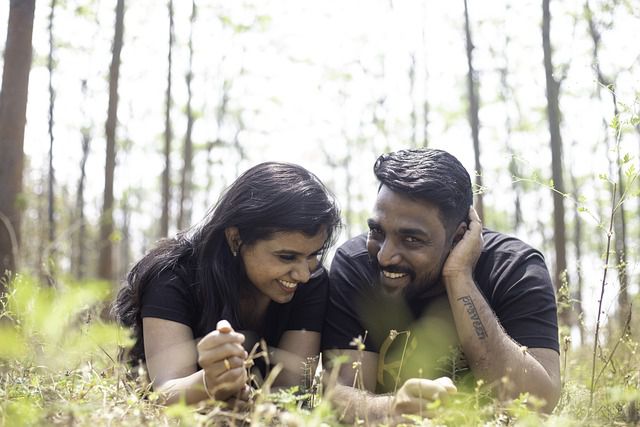 Un couple amoureux allongé au sol