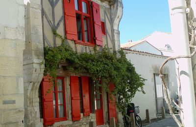 Rues et maisons fleuries ici et ailleurs.