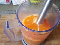 3 - Un fois le fumet réduit, en verser dans un doseur et mixer au robot plongeant. Filtrer le tout pour extraire le jus, réserver. Faire revenir dans une casserole avec un fond d'huile d'olive (2 cuil.) l'ail et l'échalote émincés pendant 5 mn, verser 10 cl de Cognac et flamber, dès que la flamme est éteinte ajouter la pulpe de tomate, le fumet, saler et poivrer et laisser mijoter sur feu doux pendant 40 mn. 