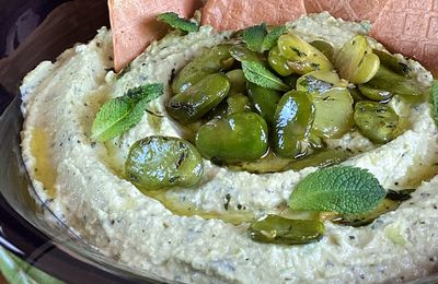 Mezzé de fèves fraîches et chips de maïs 