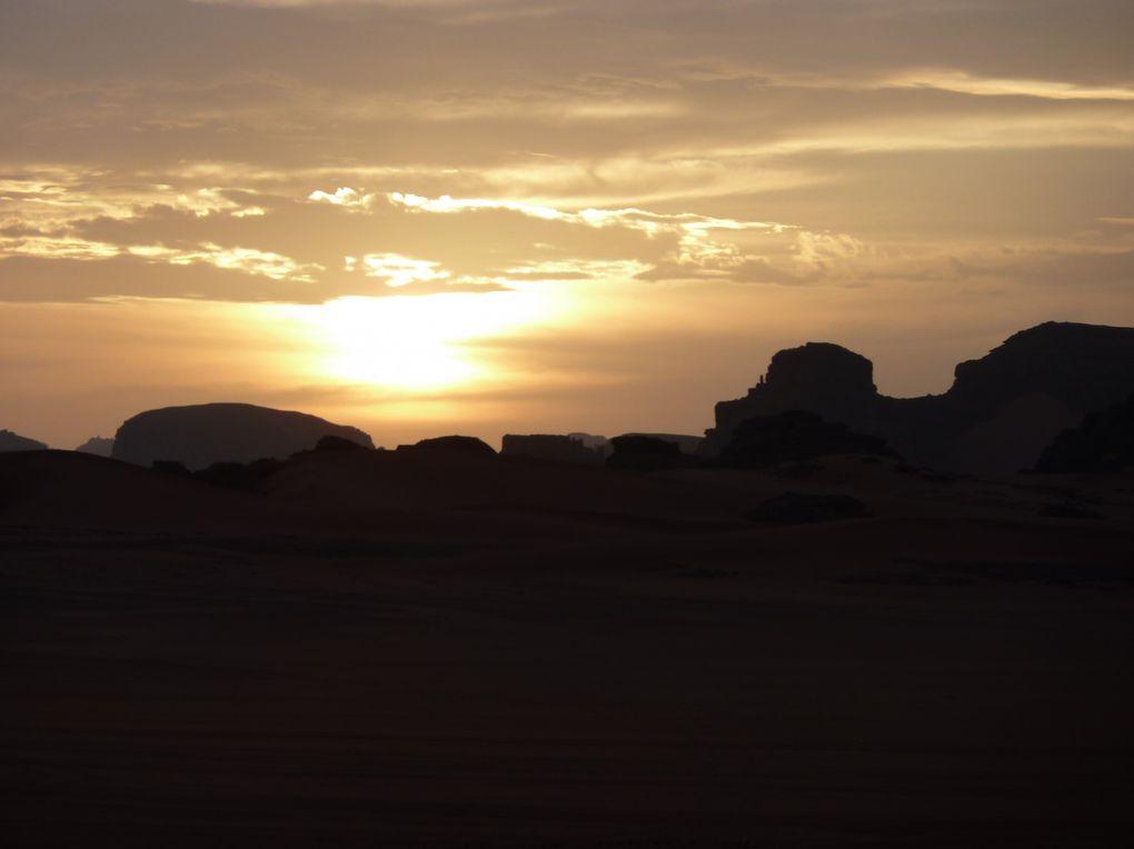 TREK D'UNE SEMAINE DANS LE MASSIF DE LA TADRART - DEFILEMENT DES COULEURS - SAHARA ALGERIEN - SUD EST (NOVEMBRE 2010)