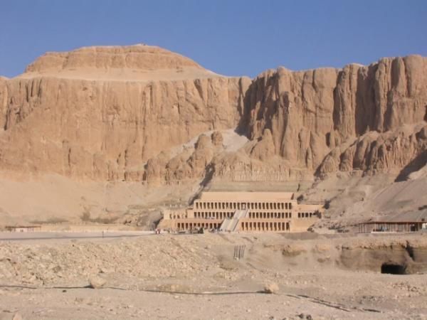 D&eacute;couvrez quelques-unes de nos 200 photos faites lors de notre voyage en Egypte fin avril d&eacute;but mai 2004. Le plus beau voyage que j'ai fait jusqu'&agrave; pr&eacute;sent...