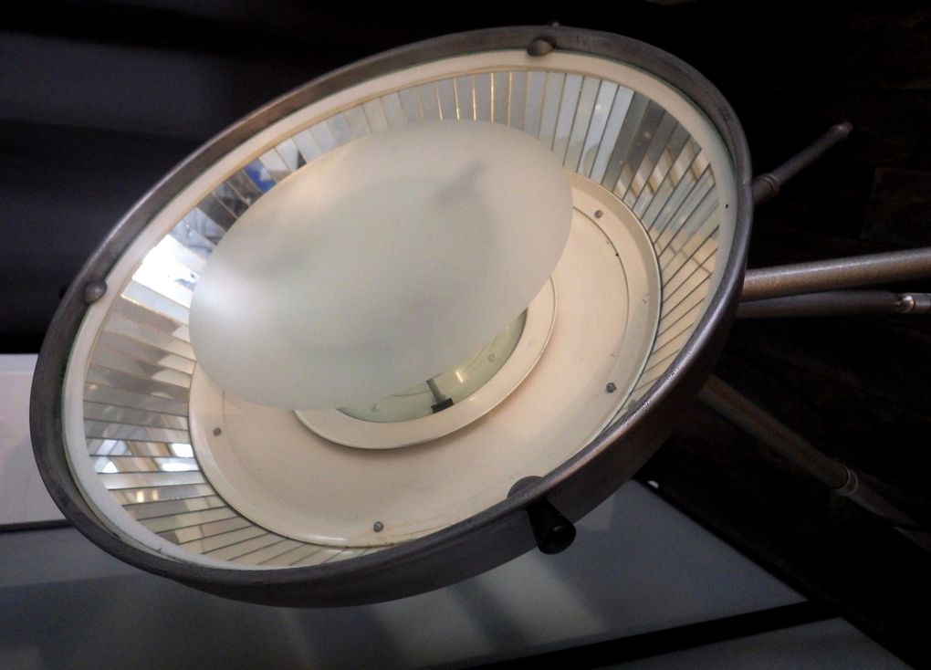 Rare, superbe lampe scyalitique BBT sur trépied pour éclairage loft industriel.