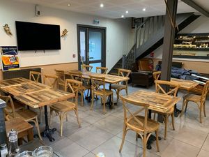 En choisissant de composer lui-même ses tables, en associant piétement classique et surface vivante, Stéphane affirme une vision du mobilier comme prolongement du geste culinaire — un artisanat de la réception, à hauteur d’homme.