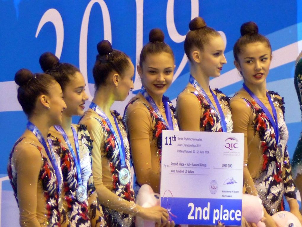 En plus de sa médaille, chaque lauréate reçoit une peluche… un dauphin, emblème de Pattaya.