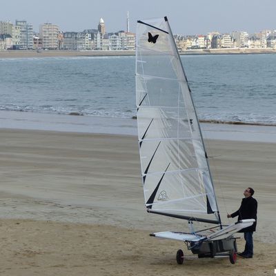 Char à voile et voilier sur plage des Sables d'Olonne