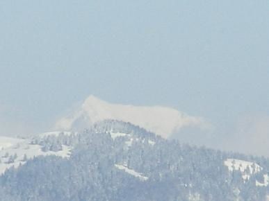 Il a une côte plus sauvage que l'autre, son voisin, le lac d'Annecy, et bien que sa renommée ne soit sans doute pas aussi grande, il a lui aussi sa beauté propre. Aix-les-Bains et Chambéry en sont les villes les plus proches, sans être exactemen