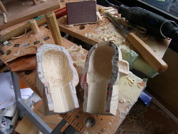 J'ai photografi&eacute; ici toutes les &eacute;tapes de la construction d'une tete et d'une paire de mains pour une marionnette &agrave; gaine en bois.