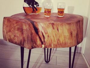 Grâce à de la résine epoxy  coulée dans l’intersection du noeud et du rondin,cette table est phosphorescente dans la pénombre et l’obscurite.Ces pieds en épingles lui donne un aspect épuré et un look scandinave.