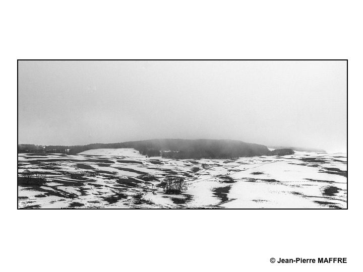 Les grands espaces enneigés de l'Aubrac vivent au rythme du vent et de la lumière.