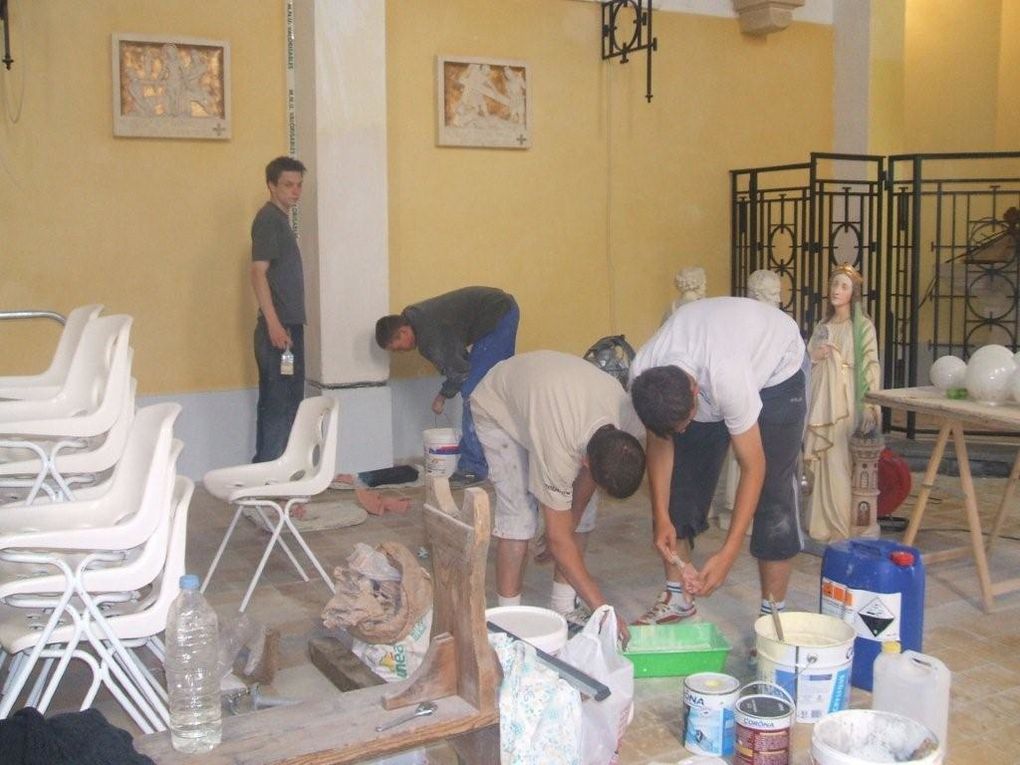 Rénovation de l'Eglise de Guillemont de 2004 à 2008.
Les travaux ont été en partie entrepris avec la participation des habitants du village.
6 décembre 2007 : L'Abbé Nicolas a aidé les enfants à créer les phrases qui ont été peintes dans l