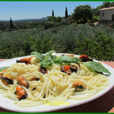 Spaguetti aux moules et basilic