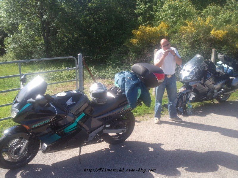 Départ le vendredi midi direction Guéret, avec sacs et tentes sur les 3 motos. Arrivée le soir pour l'apéro chez Honda, puis ouverture de la buvette, concert de rock et repas. Couché sous la tente, réveil le lendemain pour un départ en balade