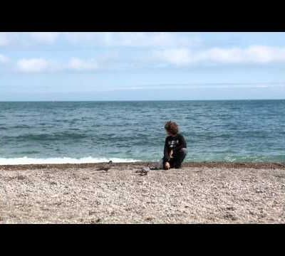 Dima Borodin chante "Stay" du groupe anglais "Hurts.