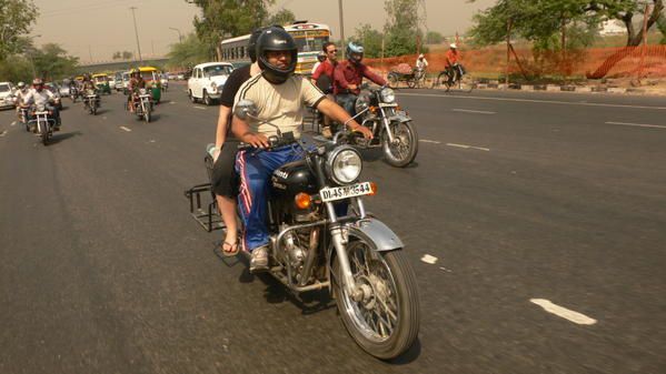 Toute l'équipe de Shanti Travel s'est retrouvée au fort de Kuchesar dans une ambiance de travail bon enfant, un voyage en Inde, un de plus et en Enfield de surcroît!