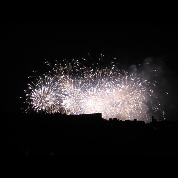 Our guests book and some pictures of fireworks over the Eiffel Tower - Notre livre d'Or et quelques photos sur le feu d'artifice du 14 juillet.