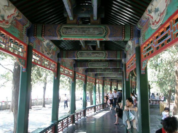 Le palais d’Été de Beijing, créé en 1750, détruit en grande partie au cours de
la guerre de 1860, puis restauré sur ses fondations d’origine en 1886, est un
chef-d’oeuvre de l’art des jardins paysagers chinois. Il intègre le paysage
