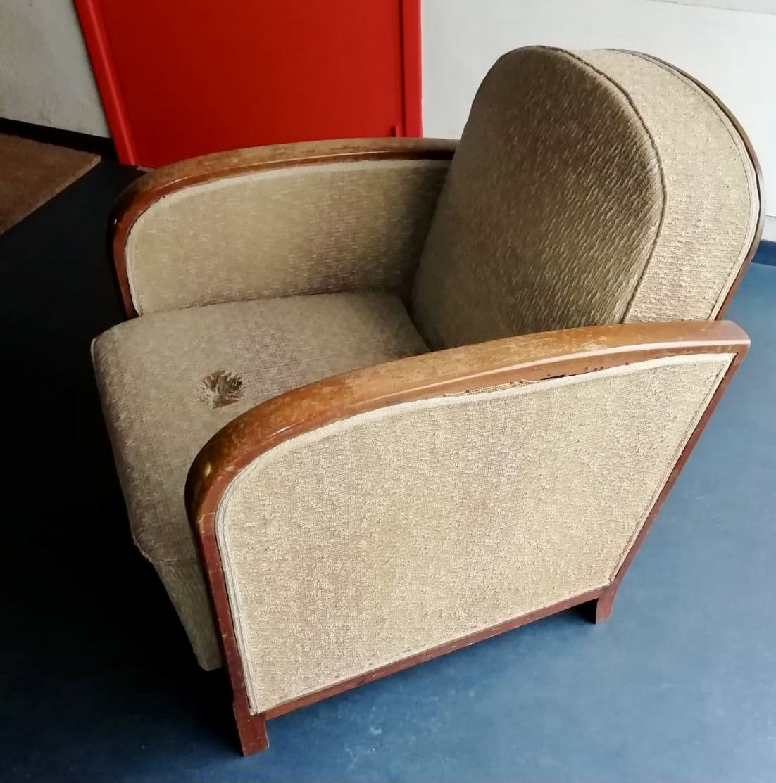 Réfection complète garniture traditionnelle en crin animal, démontage / recollage et vernis finition au tampon d'un fauteuil 1930 basculant