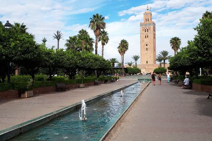 Marrakech, la mosquée et le jardin de la Koutoubia ...