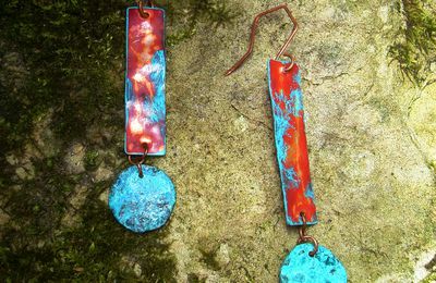 Bijoux antiques: Boucles d'oreilles cuivre rouge et patine turquoise