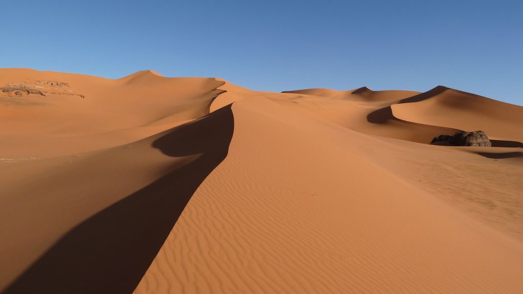 TREK D'UNE SEMAINE DANS LE MASSIF DE LA TADRART - DEFILEMENT DES COULEURS - SAHARA ALGERIEN - SUD EST (NOVEMBRE 2010)