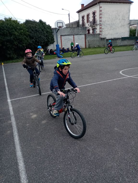 Quelques photos de nos entraînements vélos au stade avant nos exploits sur le bord du canal !