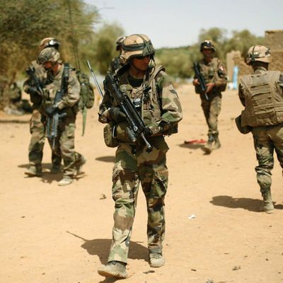 Un soldat béninois témoigne de la présence des troupes françaises dans la région de Kandi qui participent aux opérations avec les Forces armées du Bénin (Afrique Media) 