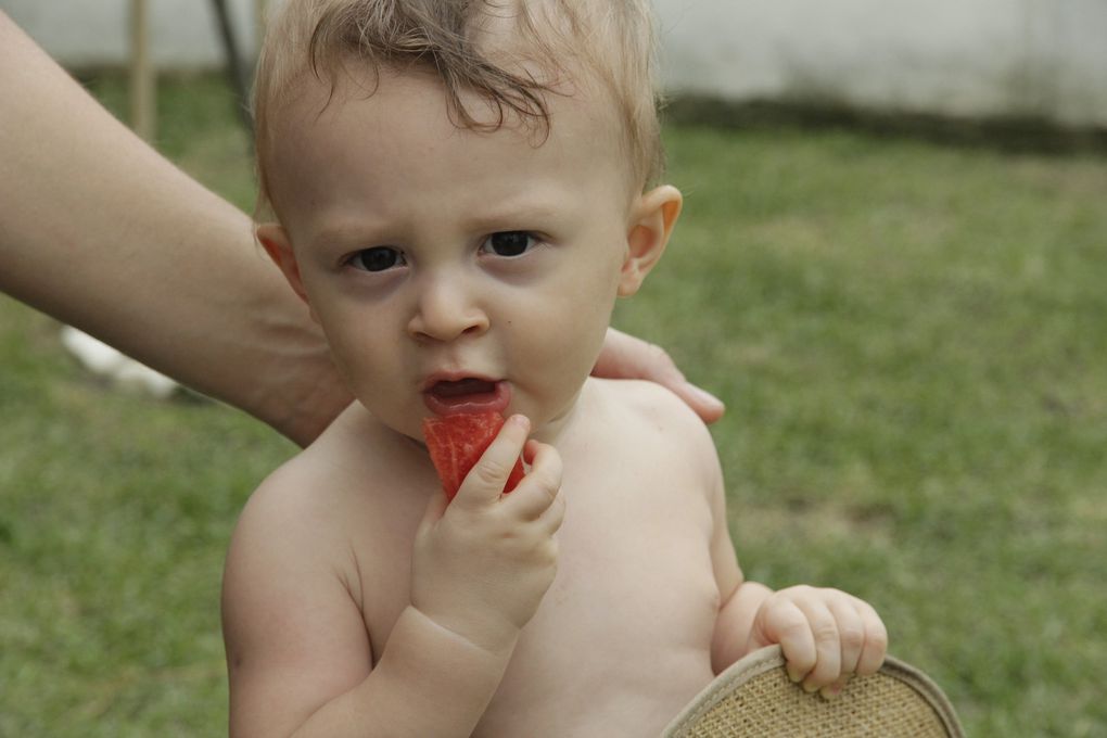 Pour les grands comme pour les petits, au Brésil c'est la viande et les fruits....Et la bière....mais, ça que pour les grands ...