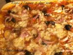 Pizza à l’oignon et olives noires