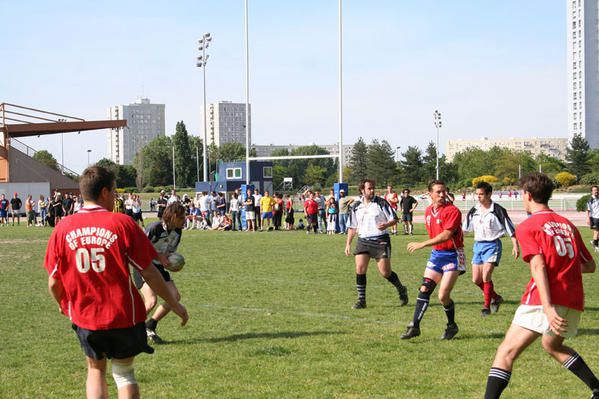 <p>C'est album est consacr&eacute; au fameux <span style="FONT-STYLE: italic">tournoi intercaf&eacute; de rugby &agrave; XIII de Nantes</span>. Cette merveilleuse comp&eacute;tition regroupe licenci&eacute;s et novices, gar&ccedil;ons et filles dans un seul but : d&eacute;fendre haut et fort les couleurs de son caf&eacute; ou resto pr&eacute;f&eacute;r&eacute; !!<br /><br />Retour sur les grands moments de cette comp&eacute;tition...</p>
<p>&nbsp;</p>
<p><em>Droit &agrave; l'image : Si vous ne