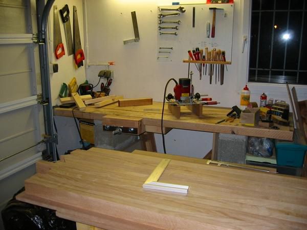 J'ai commence la copie de la table de salon Roche-Bobois. Les plateaux de ch&ecirc;ne achet&eacute;s &agrave; la scierie de Labarthe ont &eacute;t&eacute; d&eacute;bit&eacute;s et contrecoll&eacute;s puis degauchis et rabot&eacute;s pour donn&eacute; les huits montants et les pieds. Le petit carrelet que l'ont voit sur une photos est en erable sycomore pour faire les papillons.<br />22-07-06 : realisation des tenons puis des mortaises du bas de la table.<br />05-09-06 : assemblage des plateaux<b