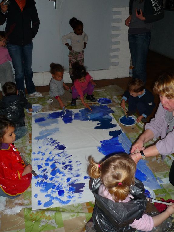 Mosaïque réalisée aux Chantiers de la lune sous l'orchestration de Sabine Breil par des enfants de 3 ans.