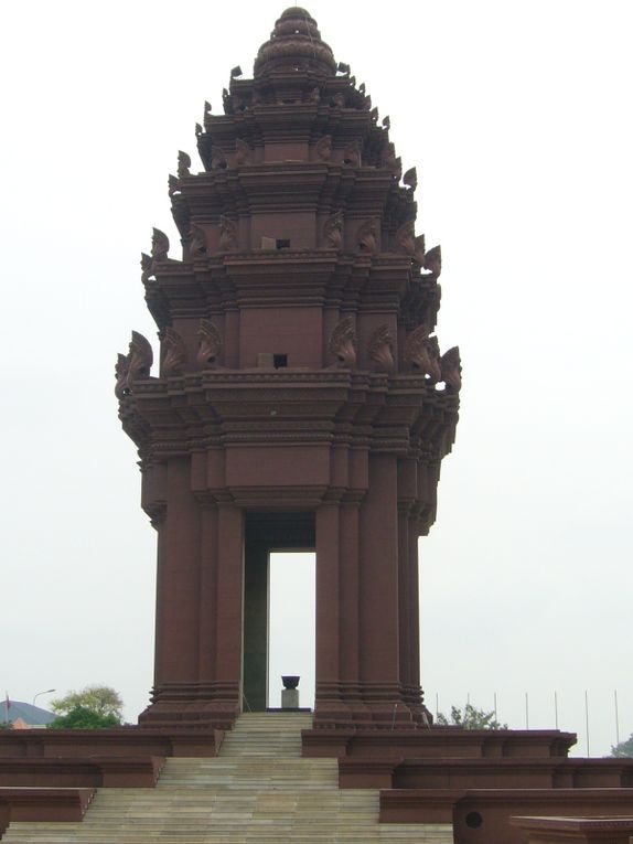 Une visite dans Phnom Penh, remarquable capitale du Cambodge. Au hasard des rues et des rencontres, j'ai photographié des lieux, des monuments et des personnes (avec leur autorisation toujours), des temples et des Bouddhas, la nature exubérante sou