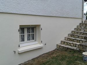 Deux couches de peinture ton pierre spéciale façade, idem de l'autre coté de la maison.