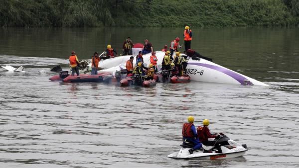 Birmanie : « Un crash d’avion fait 29 victimes, repêchées sous les yeux de leurs familles », indique l’AFP.