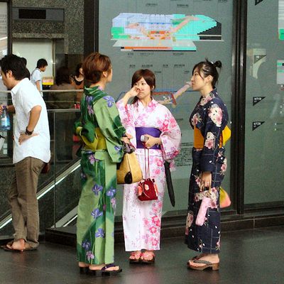 Photo : Jeunes japonnaises en kimono dans la gare de Kyoto