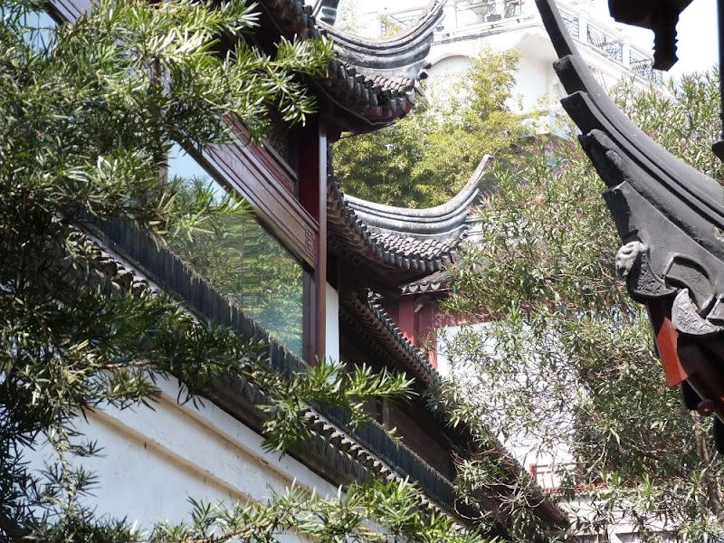 Le jardin Yu est situé dans la vieille ville de Shanghai. C'est l'un des plus beaux parcs de Chine. Il regroupe tous les éléments nécessaires à l'harmonie, à la réflexion et à la sérénité.