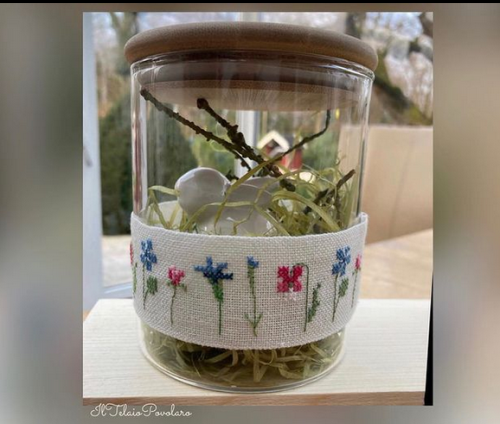 Parlando di fiorellini a punto croce, ecco come decorare un vaso