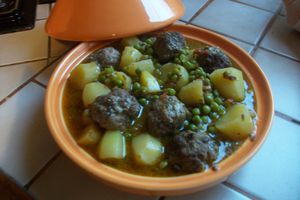 TAGINE DE BOULETTES DE BOEUF AUX POMMES DE TERRE ET PETITS POIS