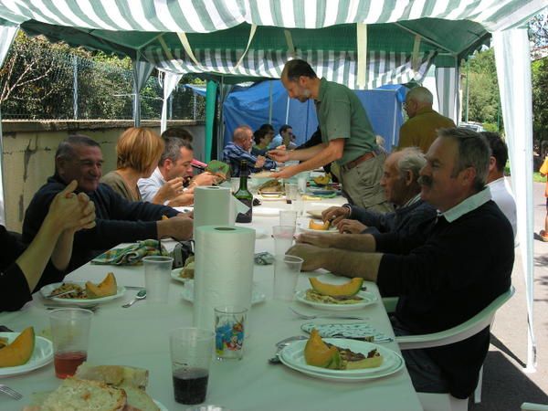 Quelques photos du banquet installé au milieu du village, le dimanche 2 septembre 2007
