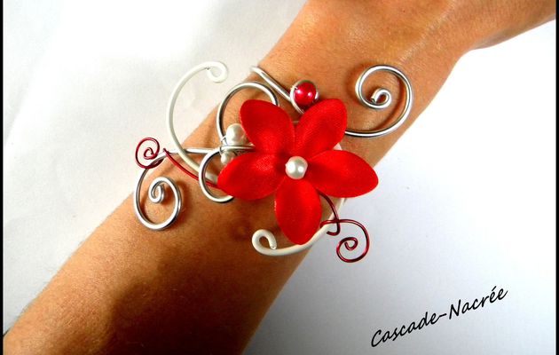 bracelet mariée Lilou fleur soie rouge blanc alu argenté perle mariage 16,90E