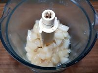 3 - Placer au mixeur la purée d'amande (2 cuil.à soupe bombées) et le sirop d'agave, ajouter la moitié des poires cuites et mixer finement, réserver. Verser dans une casserole le jus de poire avec l'agar-agar, porter à ébullition et laisser frémir pendant 15 secondes. Verser sur la purée poire-amande et mixer à nouveau. Réserver
