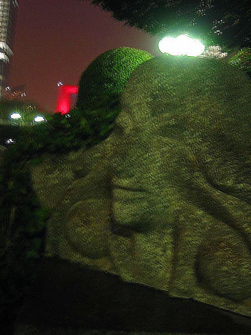 <P><STRONG>Images volées la nuit, dans l'un des quartiers les plus défigurés d'Île de France, la Défense</STRONG>. Des Tours immenses surplombent&nbsp;des sculptures fantomatiques, entourant une arche colorée par des spots rouge et vert. Au milieu d'une place, une écran de télévision géant diffuse des publicités aux travailleurs-passants.</P>
<P><STRONG>Ambiance "Blade Runner" assurée</STRONG>, il ne manquerait plus qu'une musique symphonique macabre pour couronner le tout.&nbsp;Pourtant, <STRO