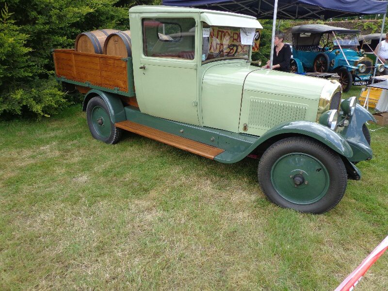 photos de l'exposition de voiture anciennes par l'atelier du temps dans le parc du restaurant Benureau