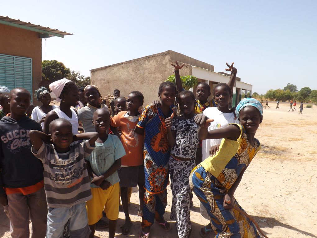 Mission avec Julien,Jacky et Alexandra, réalisation du carrelage de la classe avec le tableau, fournitures et équipements de tables et bancs. 