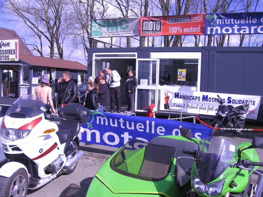 Trophée Coluche 2013 Carole
Démonstrations de motos et side car anciens sur piste au profit des restos du coeur