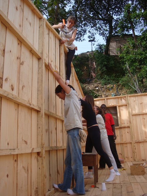 Fim de semana de construção na Favela de Campo da Paz em Guarulhos.

WE de construction dans la Favela Campo da Paz à Guarulhos;.