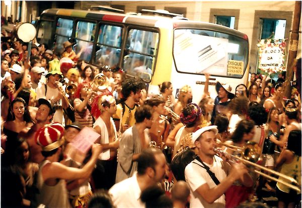 Quand la masse des individus dépasse le quotidien au point d'en transformer tout le fonctionnement, à revers de la route tracée par l'Histoire linéaire d'une société