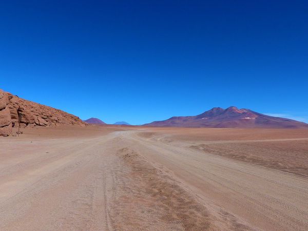 Une partie du groupe (les Allemands burpent dans le 4X4!) et le Licacambur, le volcan qui domine San Pedro, à plus de 6000 m d'altitude 